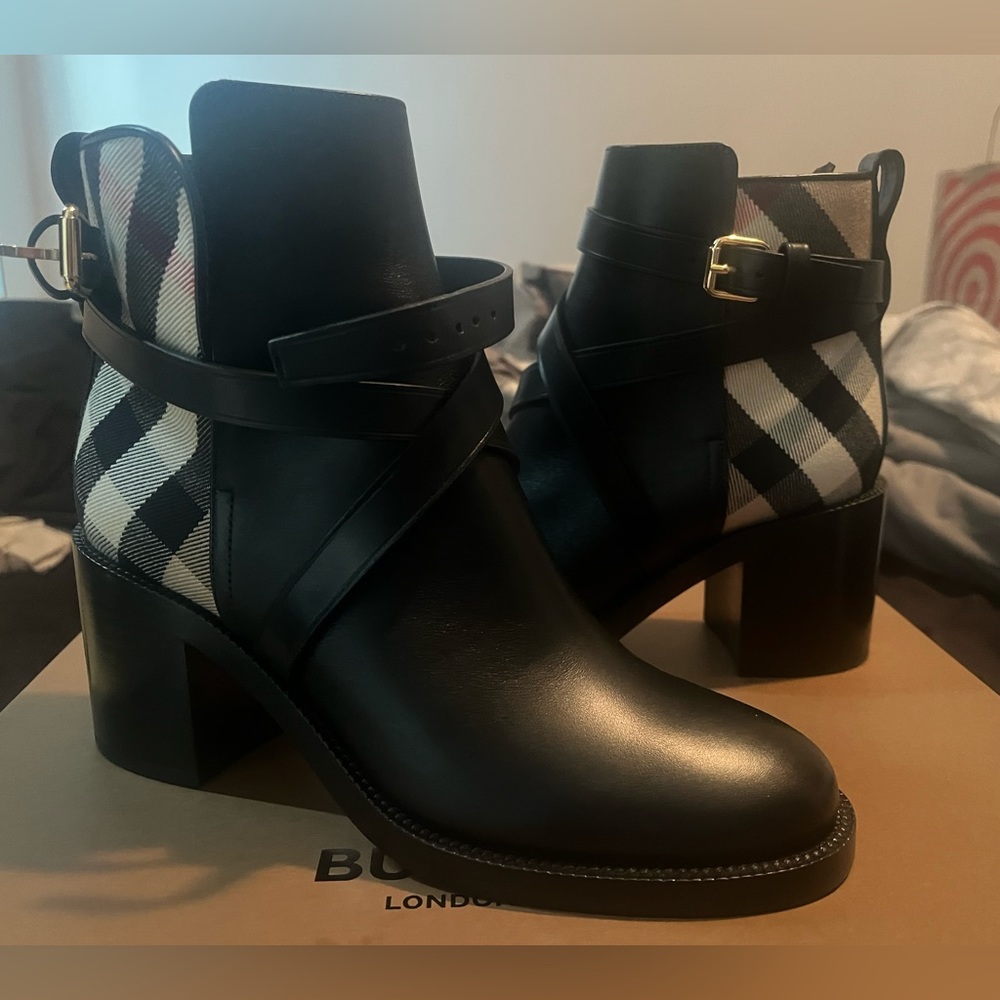 Women’s Burberry boots size 7.5 never worn just tried on. Comes in box.
